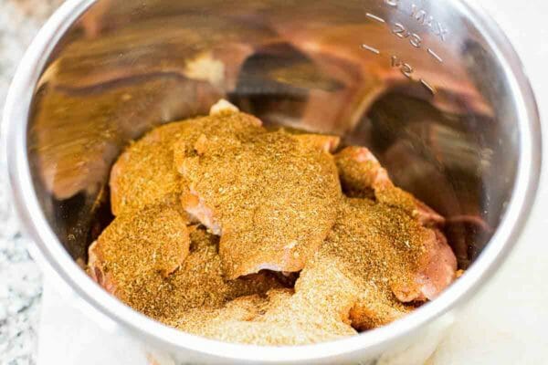 Instant Pot Shredded Chicken combina tutti gli ingredienti nella pentola a pressione