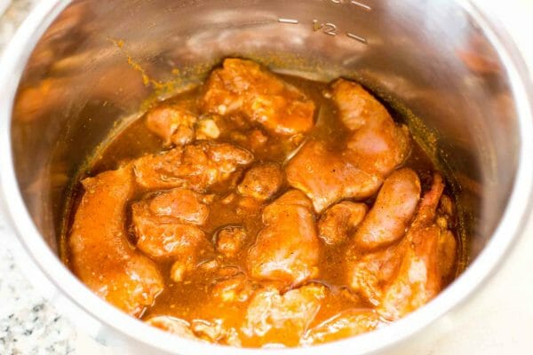 Instant Pot Shredded Chicken aggiunge il pollo