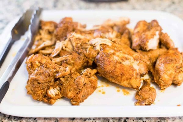 Instant Pot Chicken Taco Meat separa il pollo dal liquido