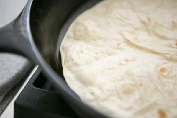 tortilla di farina di calore in padella di ghisa