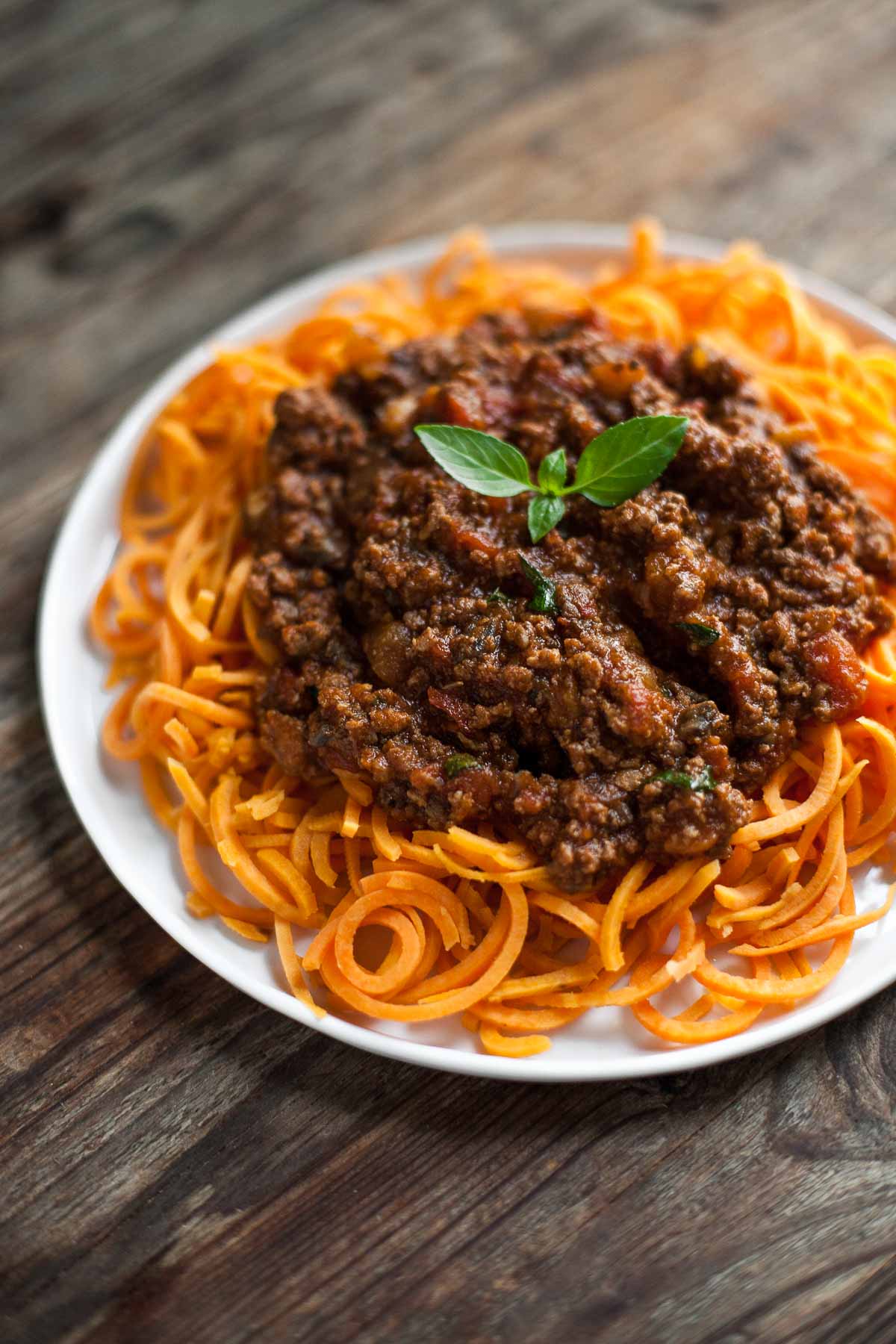Salsa Bolognese a Lenta Cottura Con Spaghetti Di Patate Dolci (Senza Glutine, Paleo, Intero30) | acalculatedwhisk.com