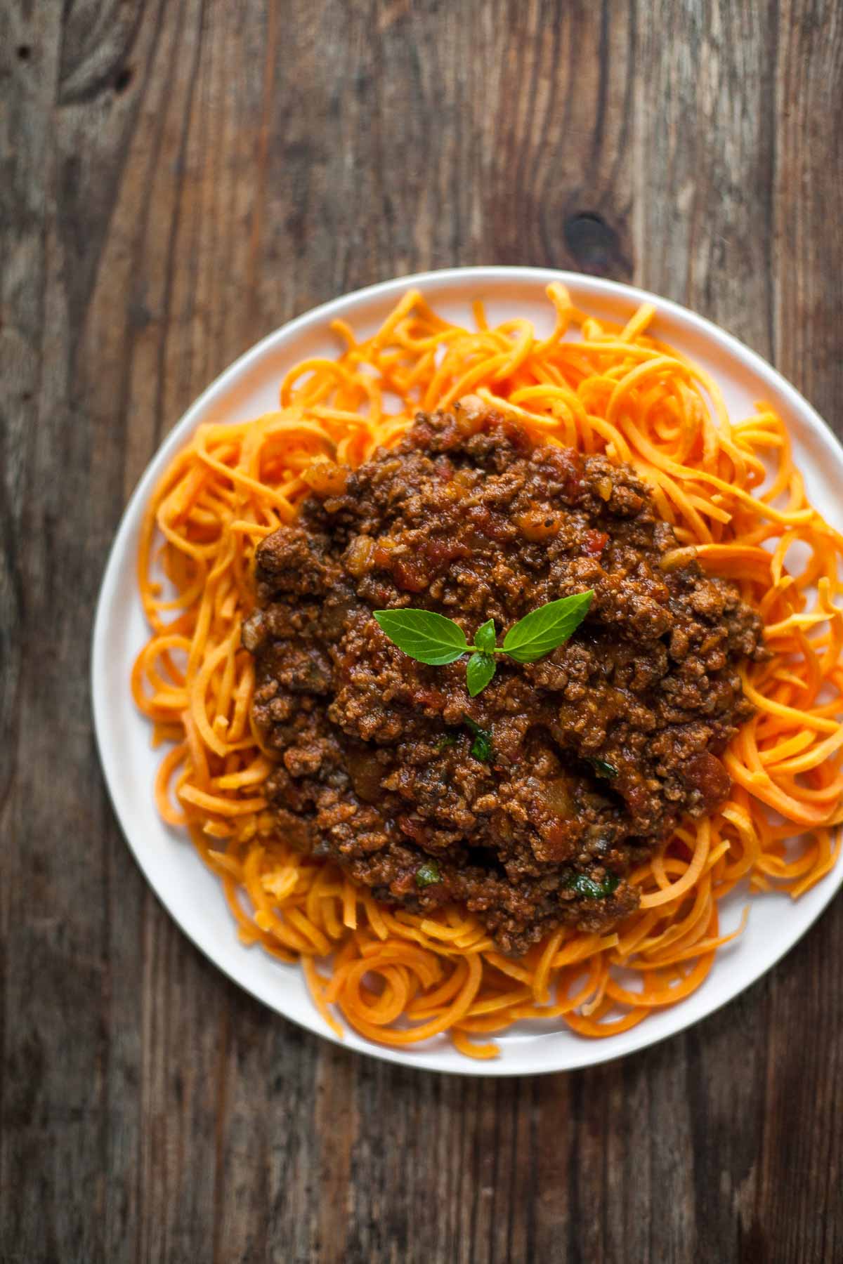 Salsa Bolognese a Lenta Cottura Con Spaghetti Di Patate Dolci (Senza Glutine, Paleo, Intero30) | acalculatedwhisk.com