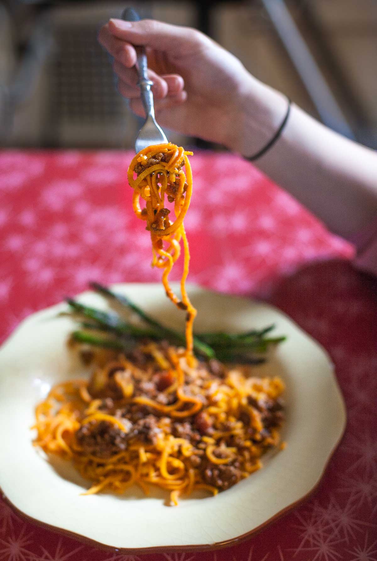 Salsa Bolognese a Lenta Cottura Con Spaghetti Di Patate Dolci (Senza Glutine, Paleo, Intero30) | acalculatedwhisk.com