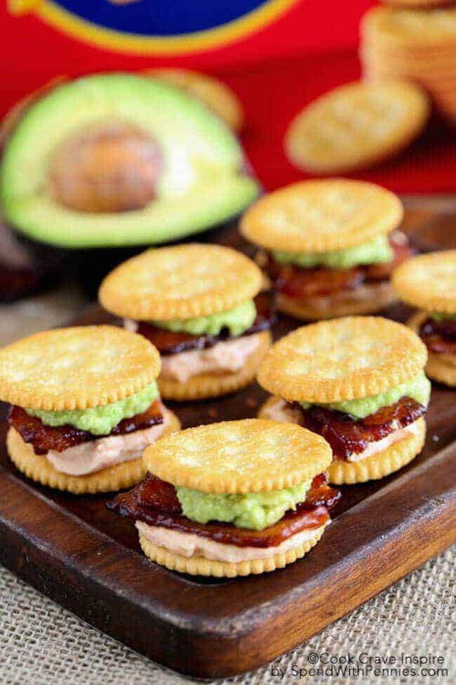 Sriracha Bacon Ritzwich! Un'idea snack semplice e veloce! Questi RITZwich sono caratterizzati da crackers butirrosi Ritz carichi di pancetta sriracha e avocado per lo spuntino perfetto a 2 morsi!
