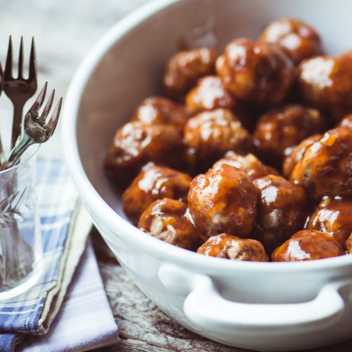  Questi deliziosi gnocchi Bourbon saranno il discorso della tua prossima festa ~ la gente verrà per gli gnocchi, ma rimarranno per la salsa! ~ theviewfromgreatisland.com