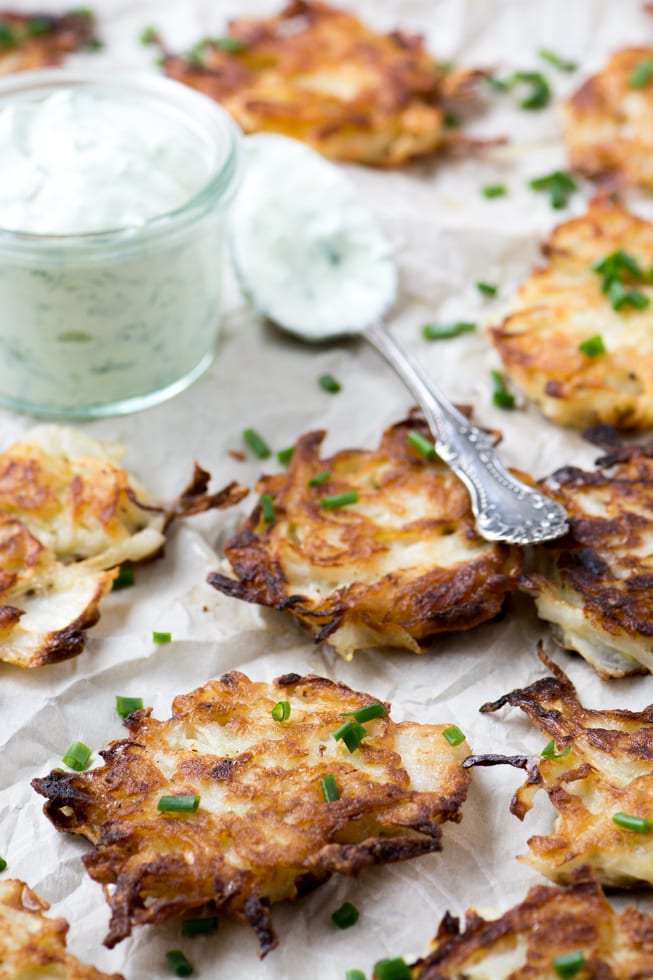 Latkes alla cipolla dolce con panna acida all'erba cipollina ~ theviewfromgreatisland.com