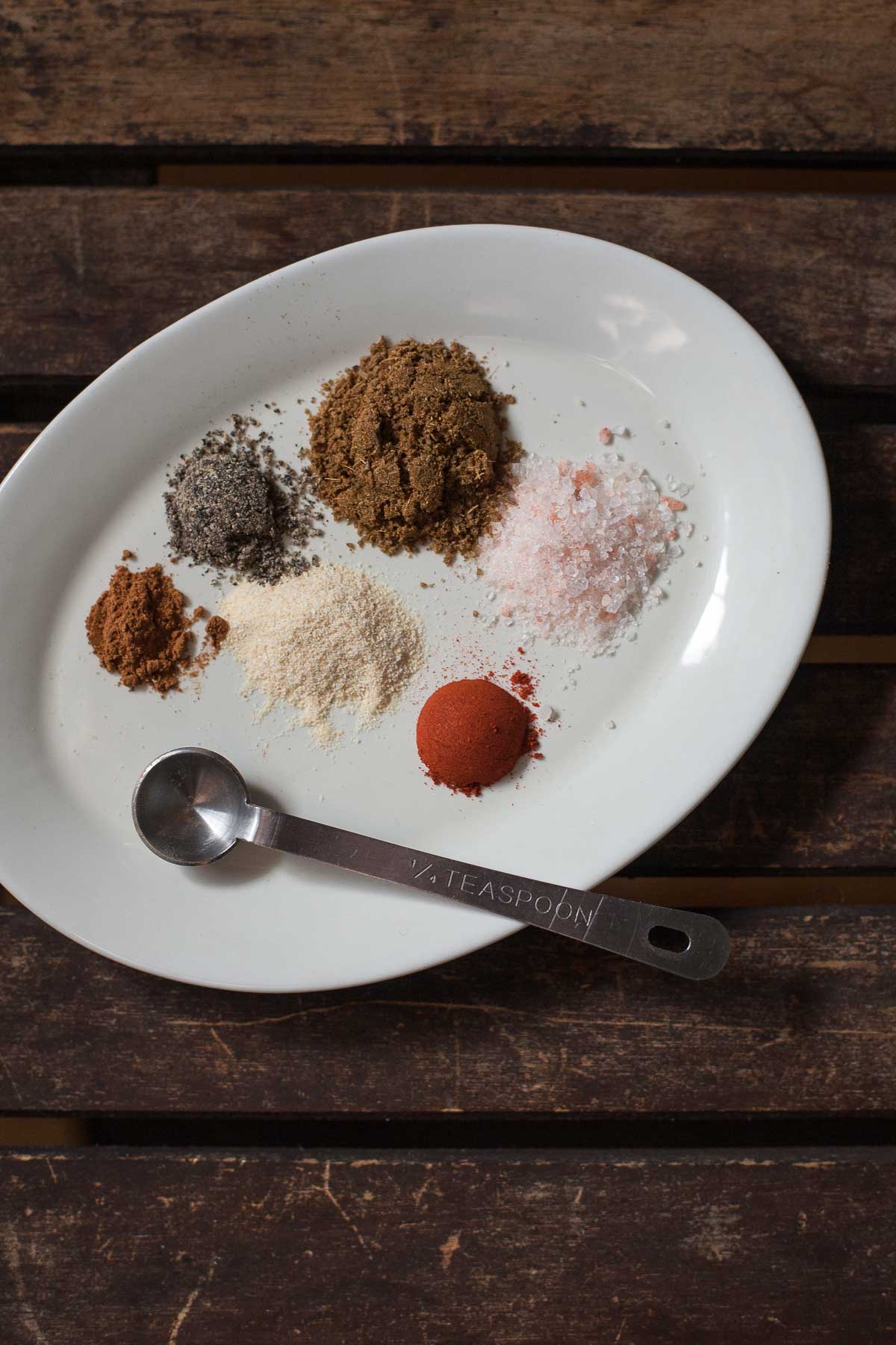 Spezie per un facile sfregamento a secco per costolette di maiale con salsa di mele e mirtilli rossi (Paleo, Whole30) | acalculatedwhisk.com