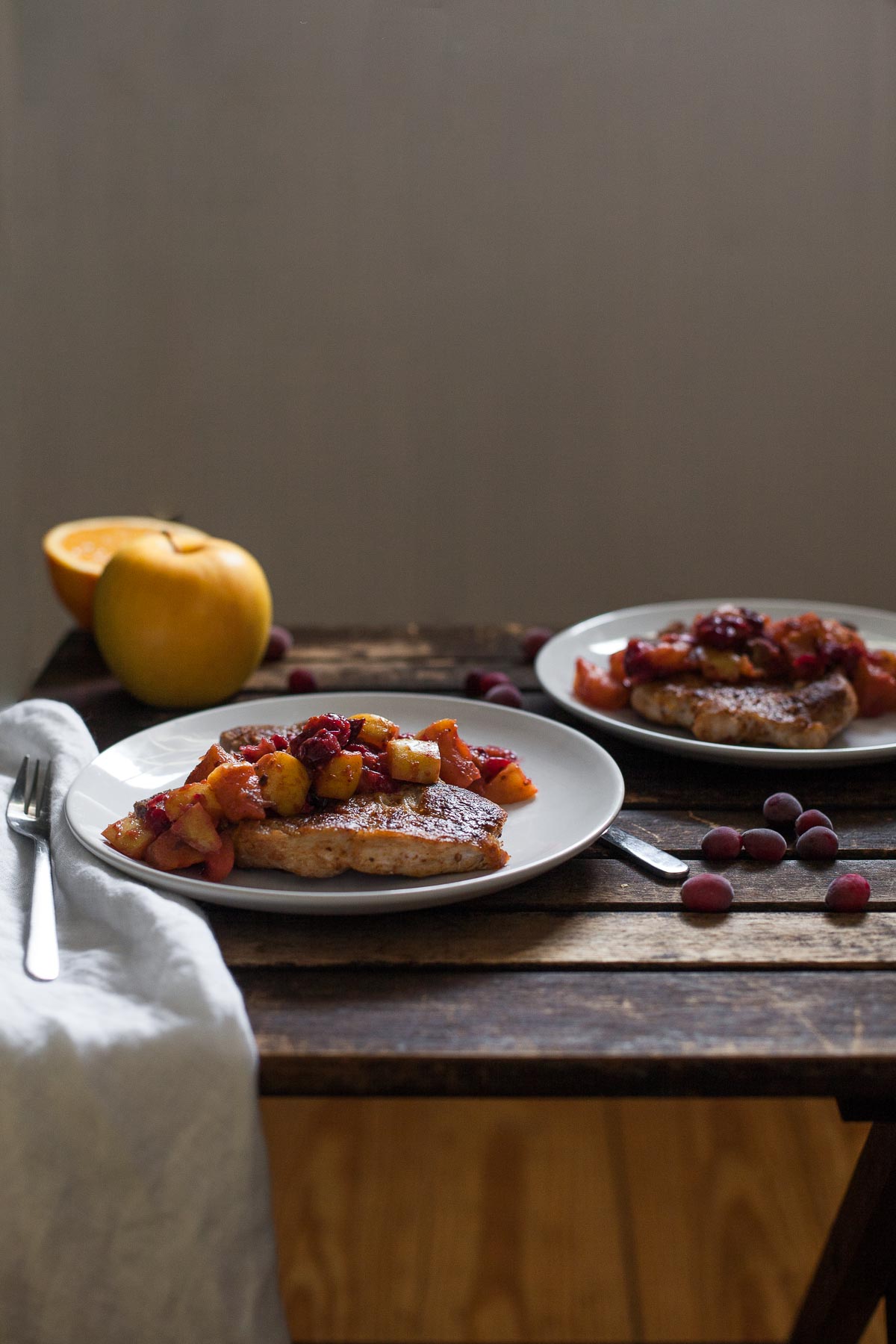 Braciole di maiale con composta di mele al mirtillo rosso (Paleo, Entero30) | acalculatedwhisk.com