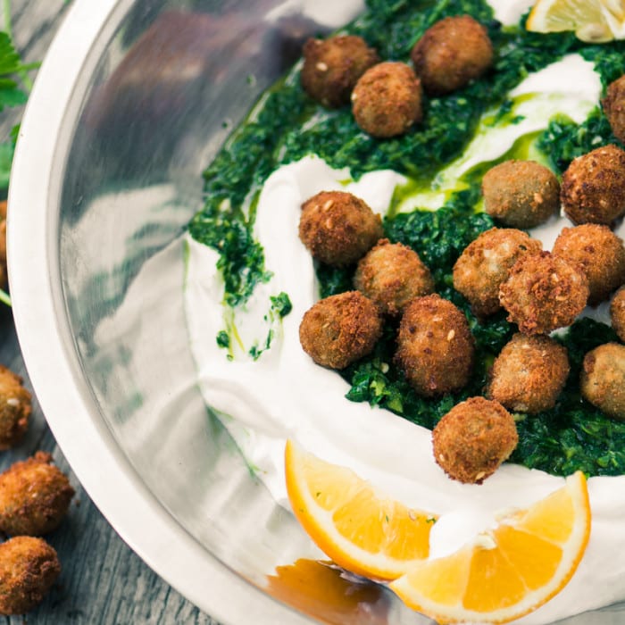Olive fritte con yogurt piccante è uno snack salato allo yogurt unico che conquisterà tutti! ~ theviewfromgreatisland.com