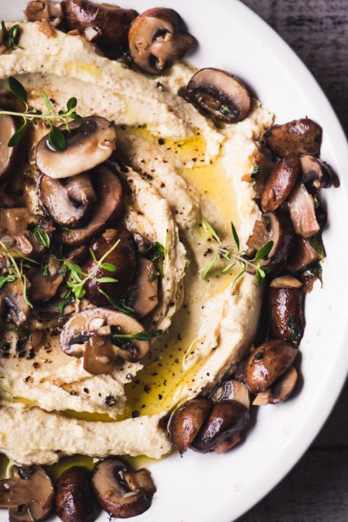 ¡Warm Hummus with Mushrooms es una manera fácil de animar hummus! ~ theviewfromgreatisland.com