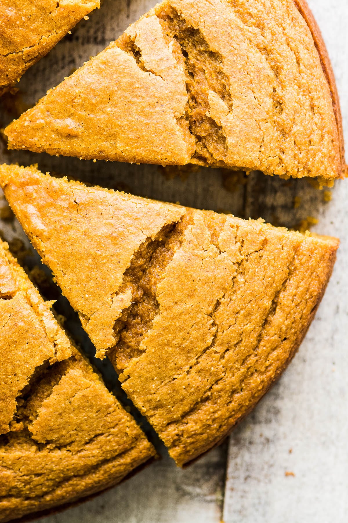Pane di mais con zucca, tagliato a fette