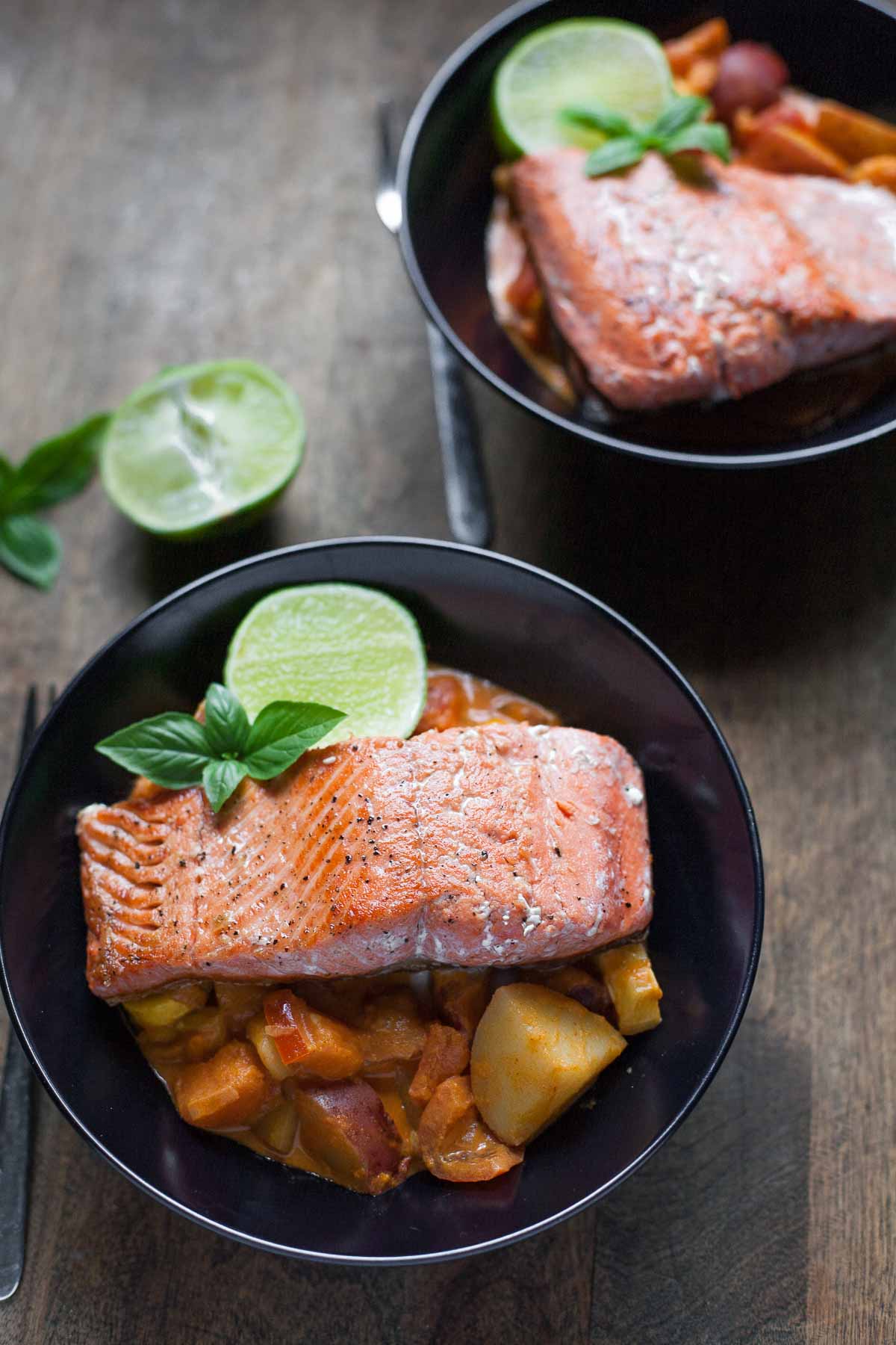 Salmone Tritato Con Verdure Al Curry Rosso