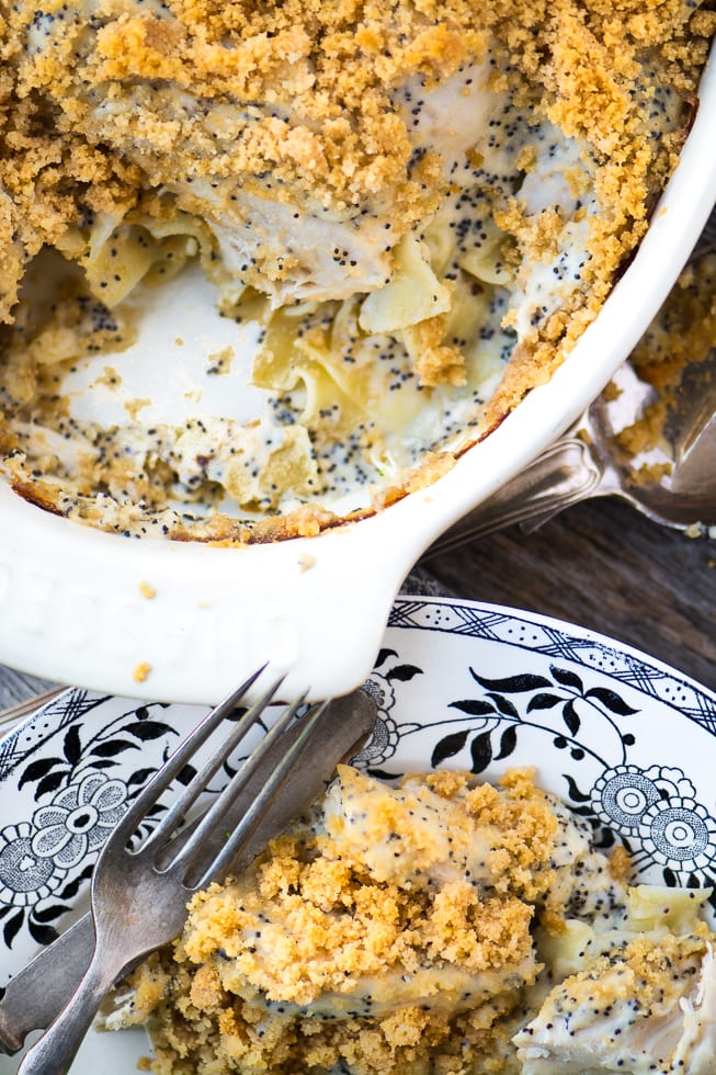 Cheesy Poppy Seed Chicken Casserole è un pasto familiare super confortante con un tocco in più. ~ theviewfromgreatisland.com