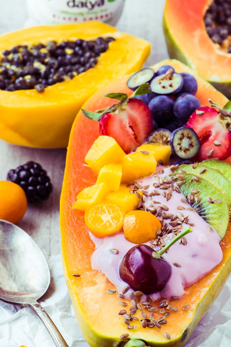 Papaya Breakfast Boats ~ una sana colazione non casearia a base di papaya tropicale fresca riempita fino all'orlo di yogurt e frutta fresca colorata. #breakfastbowl #papaya #healthy #yogurt #glutenfree # whole30 #protein #recipe #easy #brunch #fruit #recipe #benefits #smoothie #smoothiebowl Papaya Breakfast Boats ~ un modo meravigliosamente salutare per fare colazione!