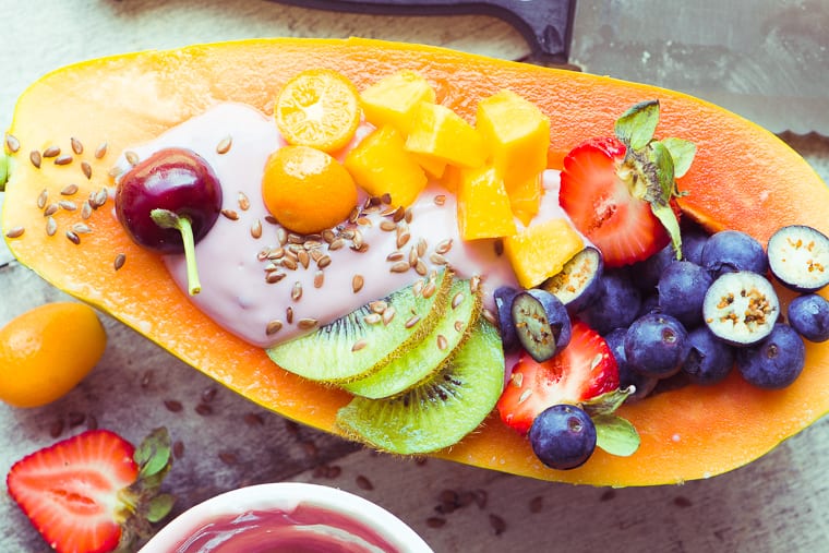 Papaya Breakfast Boats Colazione alla papaya con yogurt e frutta