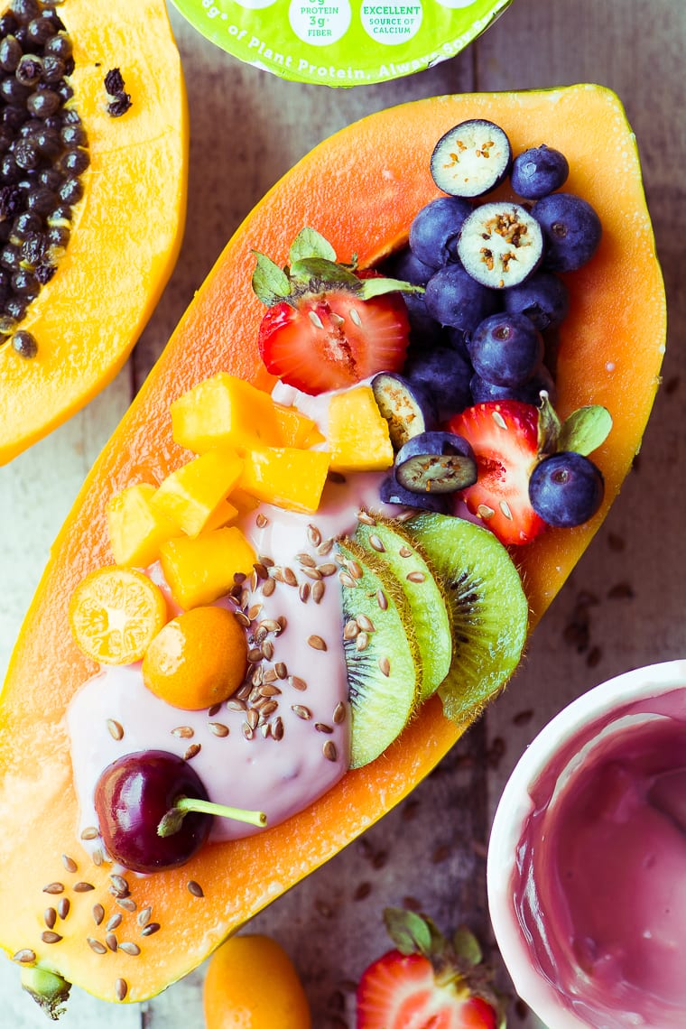 Papaya Breakfast Boats ~ una sana colazione non casearia a base di papaya tropicale fresca riempita fino all'orlo di yogurt e frutta fresca colorata. #breakfastbowl #papaya #healthy #yogurt #glutenfree # whole30 #protein #recipe #easy #brunch #fruit #recipe #benefits #smoothie #smoothiebowl Papaya Breakfast Barche caricate con frutta fresca e yogurt