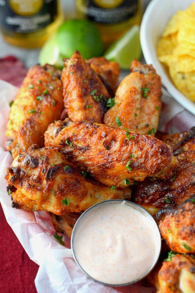 Ali di pollo piccanti del ranch in un cestino con la salsa di ranch sporca