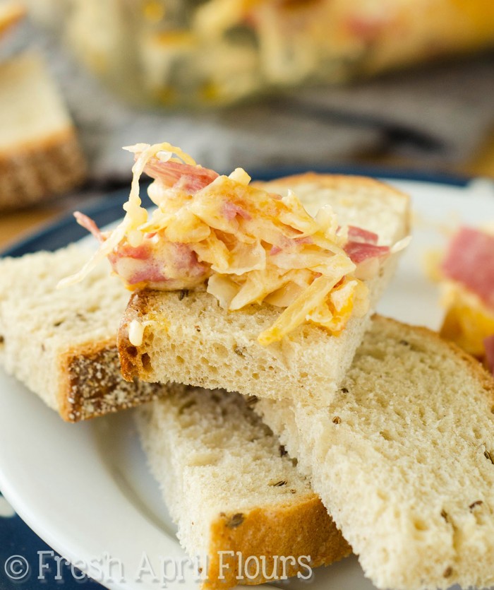 Salsa Reuben - Caricata con carne in scatola, crauti, salsa alle mille isole e abbondante formaggio, questa salsa sarà il tuo nuovo modo preferito di gustare il classico sandwich - in salsa!