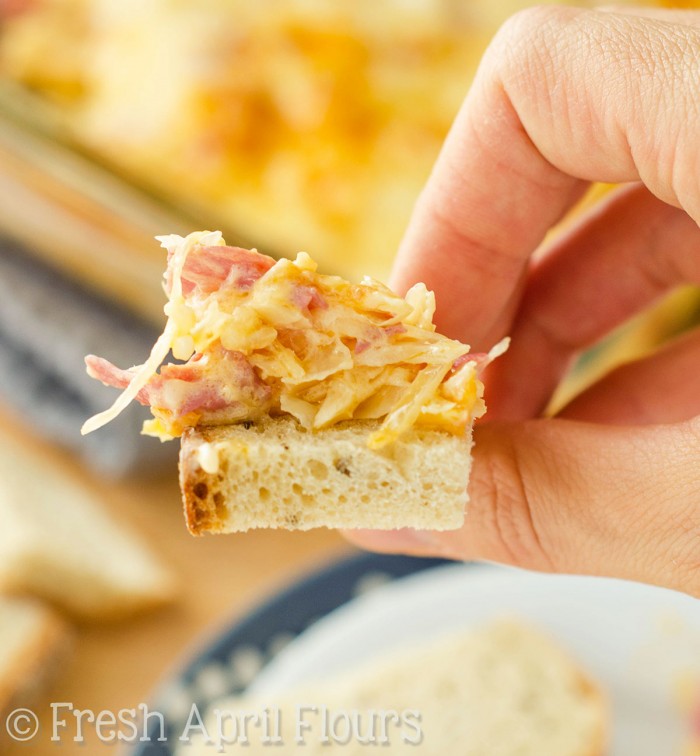 Salsa Reuben - Caricata con carne in scatola, crauti, salsa alle mille isole e abbondante formaggio, questa salsa sarà il tuo nuovo modo preferito di gustare il classico sandwich - in salsa!