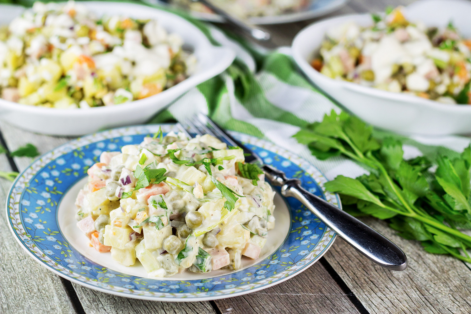 L'insalata Olivier, nota anche come insalata di patate russa, è uno dei cibi russi più famosi. È abbondante, confortante, abbondante e super delizioso. | cocinartheglobe.com