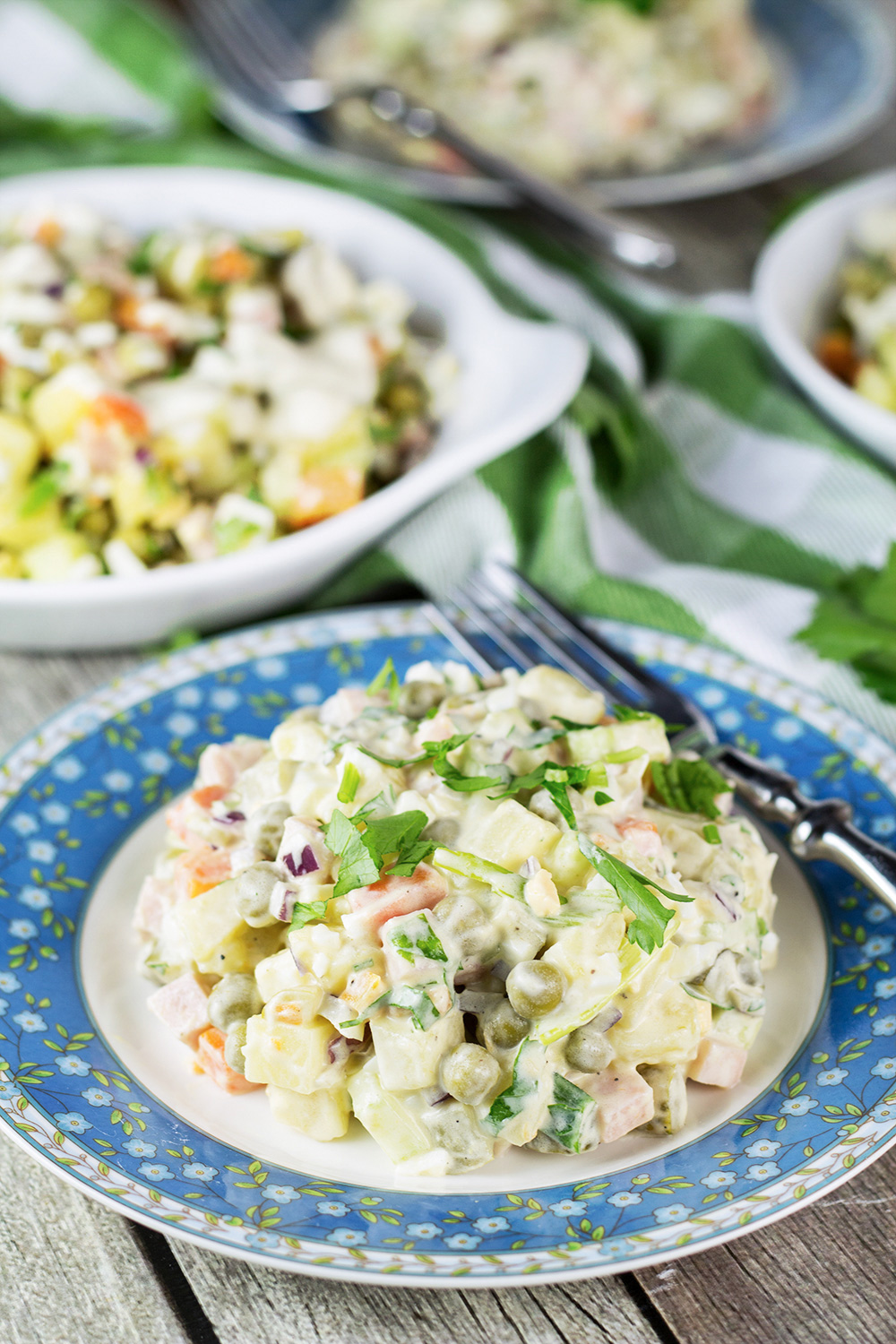 L'insalata Olivier, nota anche come insalata di patate russa, è uno dei cibi russi più famosi. È abbondante, confortante, abbondante e super delizioso. | cocinartheglobe.com