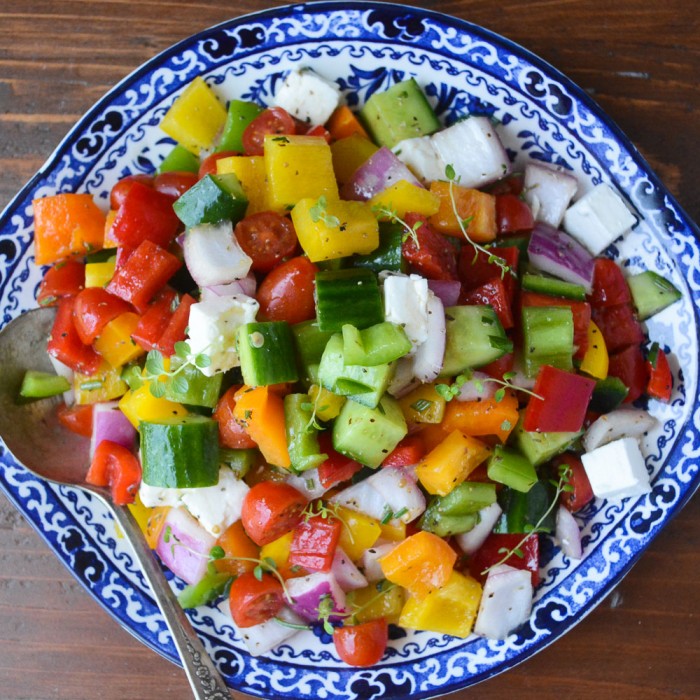 Ensalada israelí picada deliciosamente crujiente