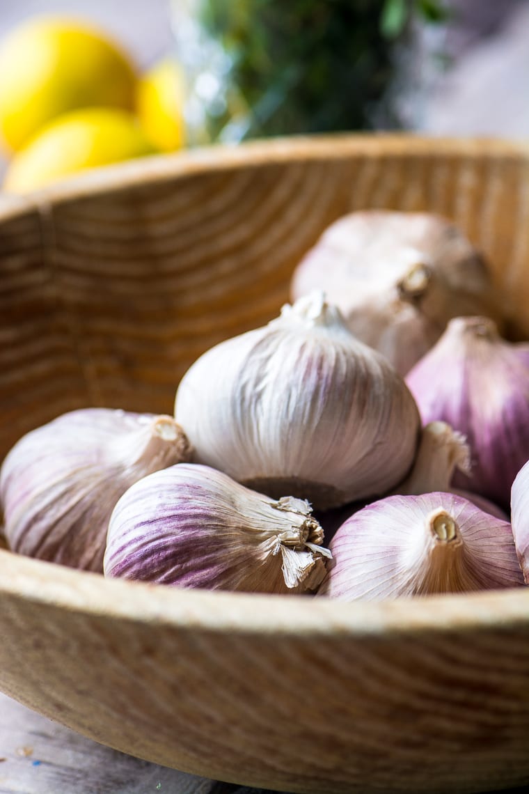spicchi d'aglio viola in ciotola