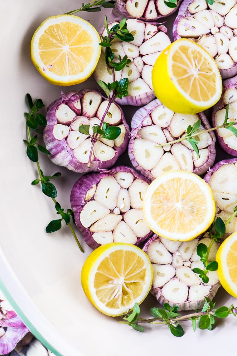 Aglio viola in una padella di pollo arrosto con aglio viola