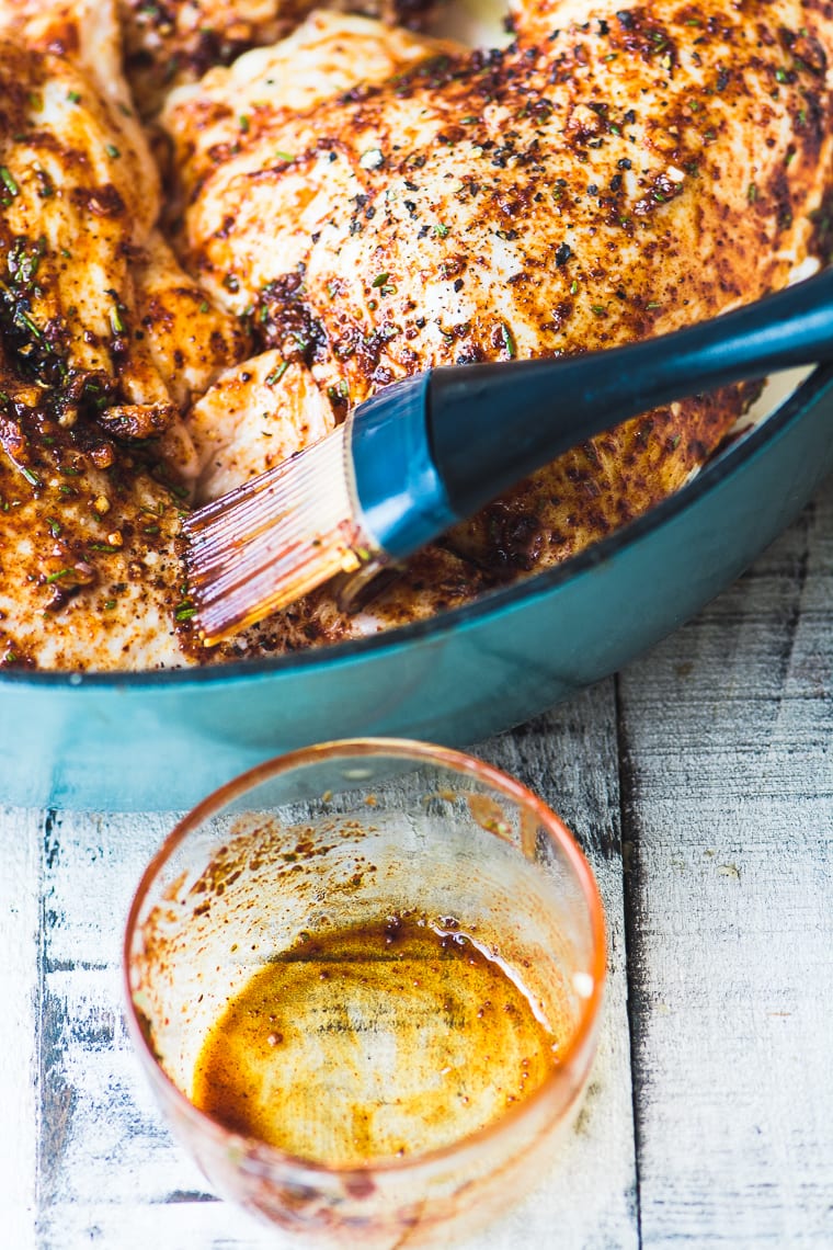 Cospargi il pollo arrosto con olive ed erbe spezzate