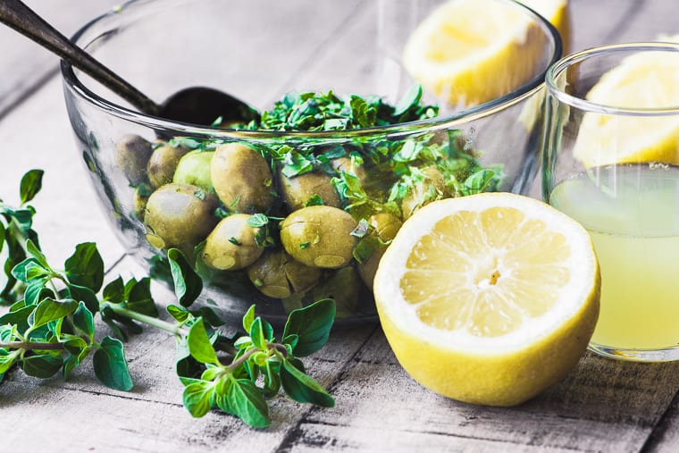Ingredienti per fare il pollo con olive ed erbe rotte