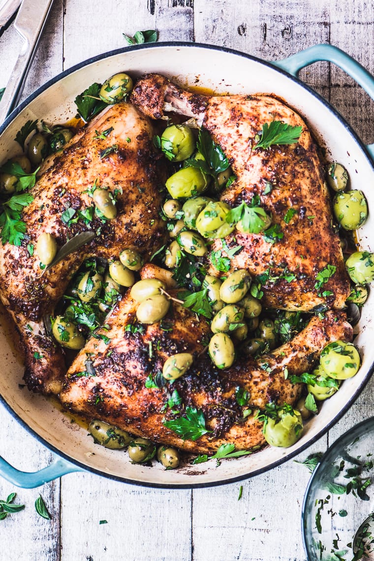 Pollo con olive ed erbe spezzate in una teglia