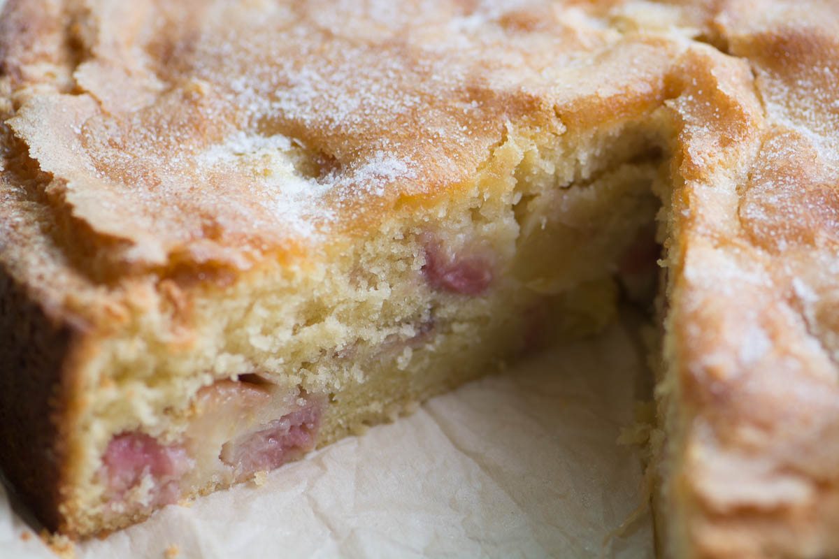 Primo piano della torta della prima colazione della crema e della pesca con una fetta rimossa