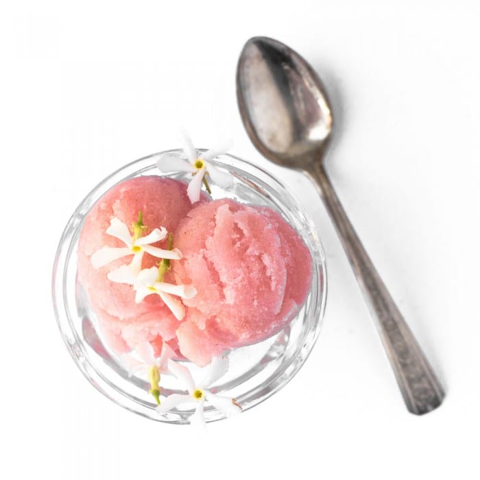 Sorbete de guayaba El sorbete de guayaba Easy One Ingredient es el final perfecto para una comida de verano, es saludable, bajo en calorías y no tiene azúcar agregada | theviewfromgreatisland.com