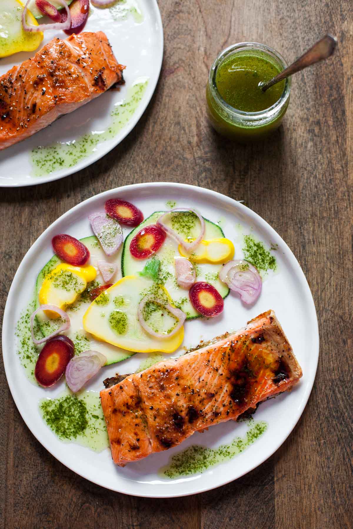 Salmone caramellato con olio di basilico Cile e verdure sottaceto # 30MinuteMondays | acalculatedwhisk.com 