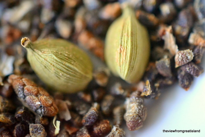 baccelli e semi di cardamomo