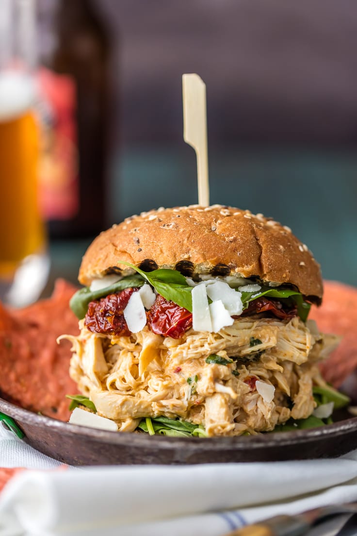 sandwich di pollo tritato con salsa di pomodoro e Alfredo