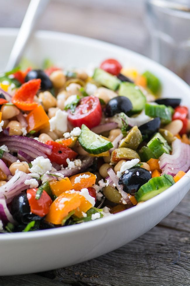Questa insalata di fagioli mediterranea è il contorno perfetto per la primavera e l'estate!