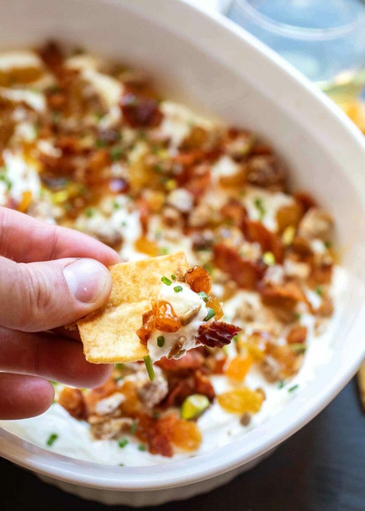 Servire la salsa di formaggio di capra a 7 strati con patatine fritte