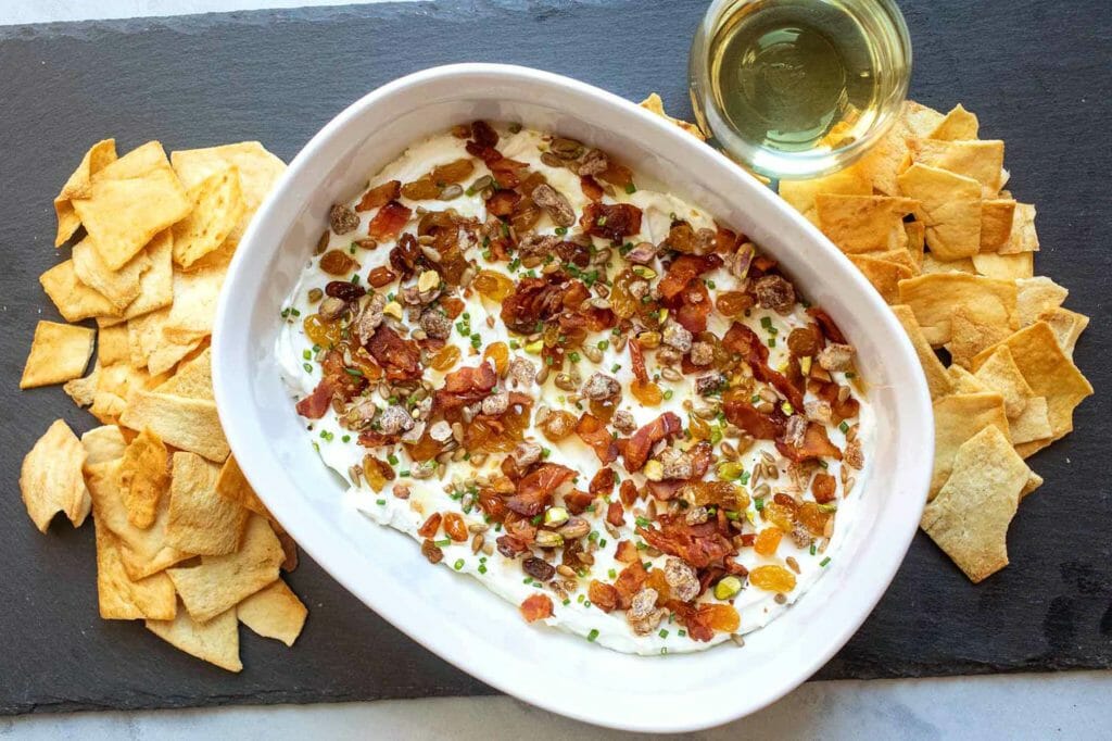 Salsa di formaggio di capra a 7 strati servita con patatine fritte