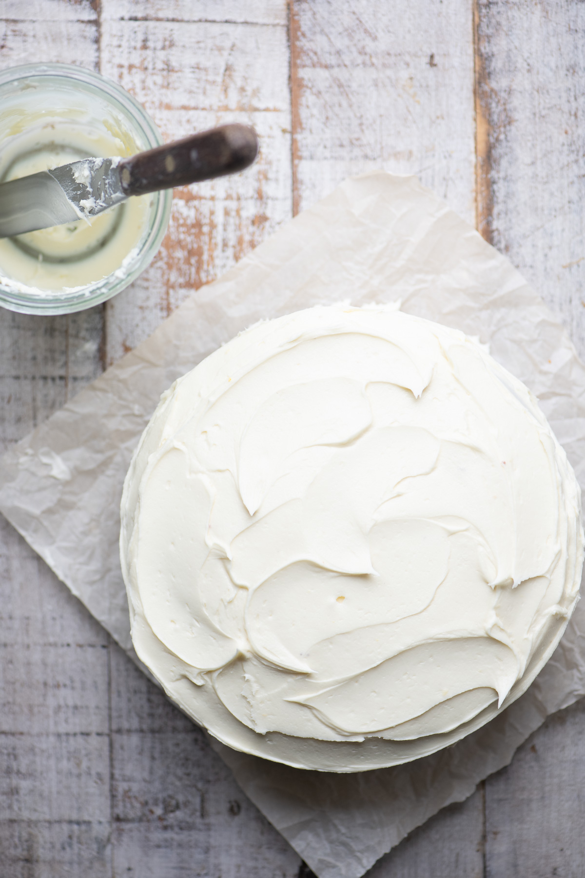 Glassa di una torta di crema all'arancia