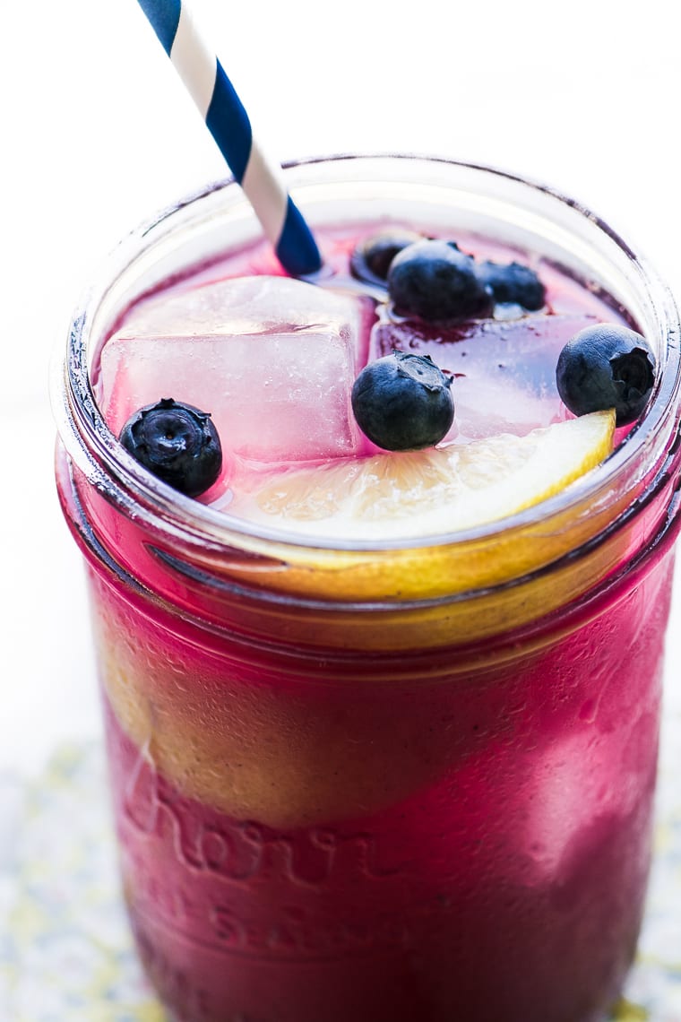 limonata di mirtilli freschi con paglia