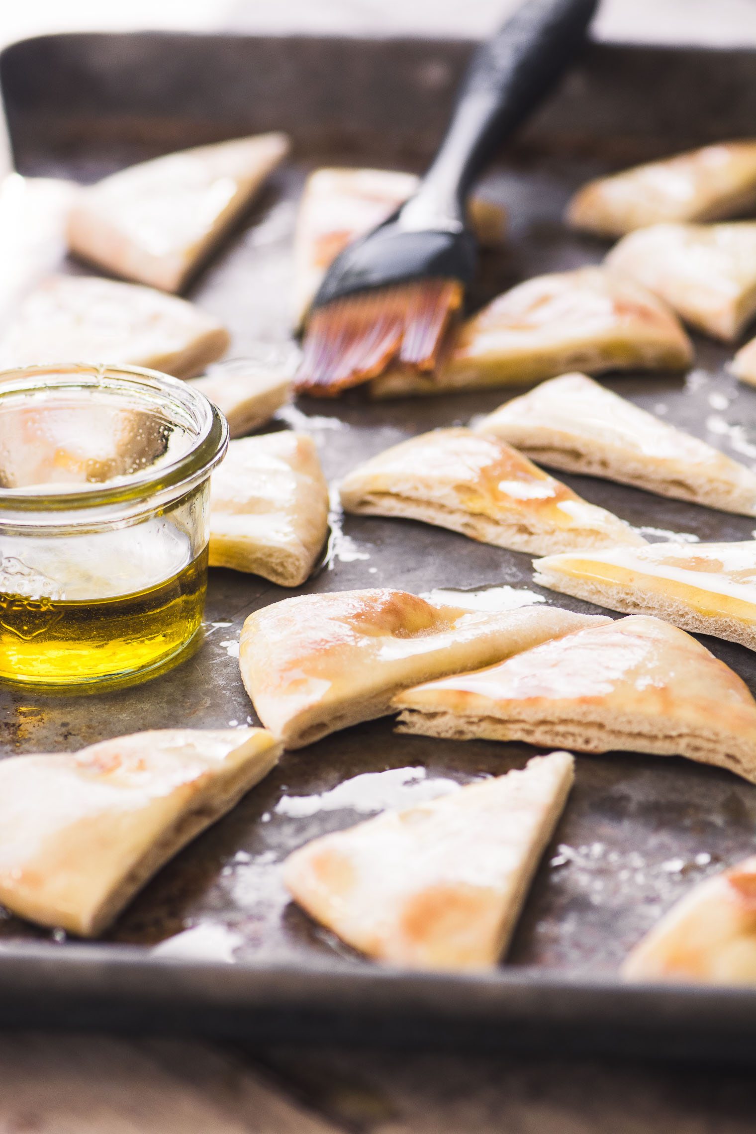 Spennellare le patatine fatte in casa con olio d'oliva