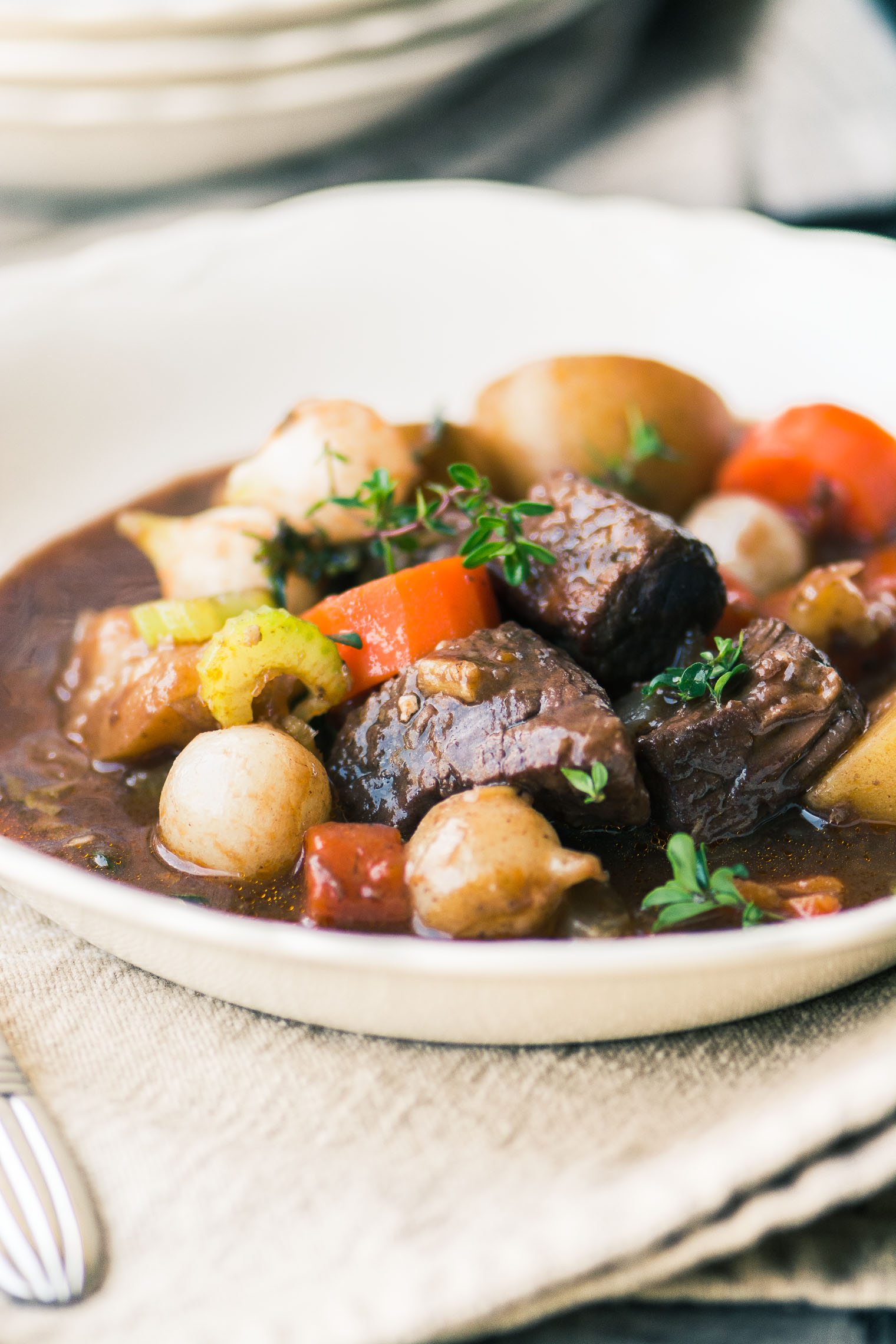 Bourguignon di manzo istantaneo in una ciotola bianca