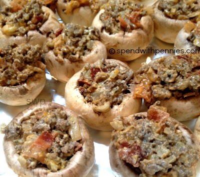 Ricetta funghi ripieni di pancetta con doppio cheeseburger e pancetta! Sono così fantastici! Inoltre, è la prova che tutto può essere migliorato con pancetta e formaggio.