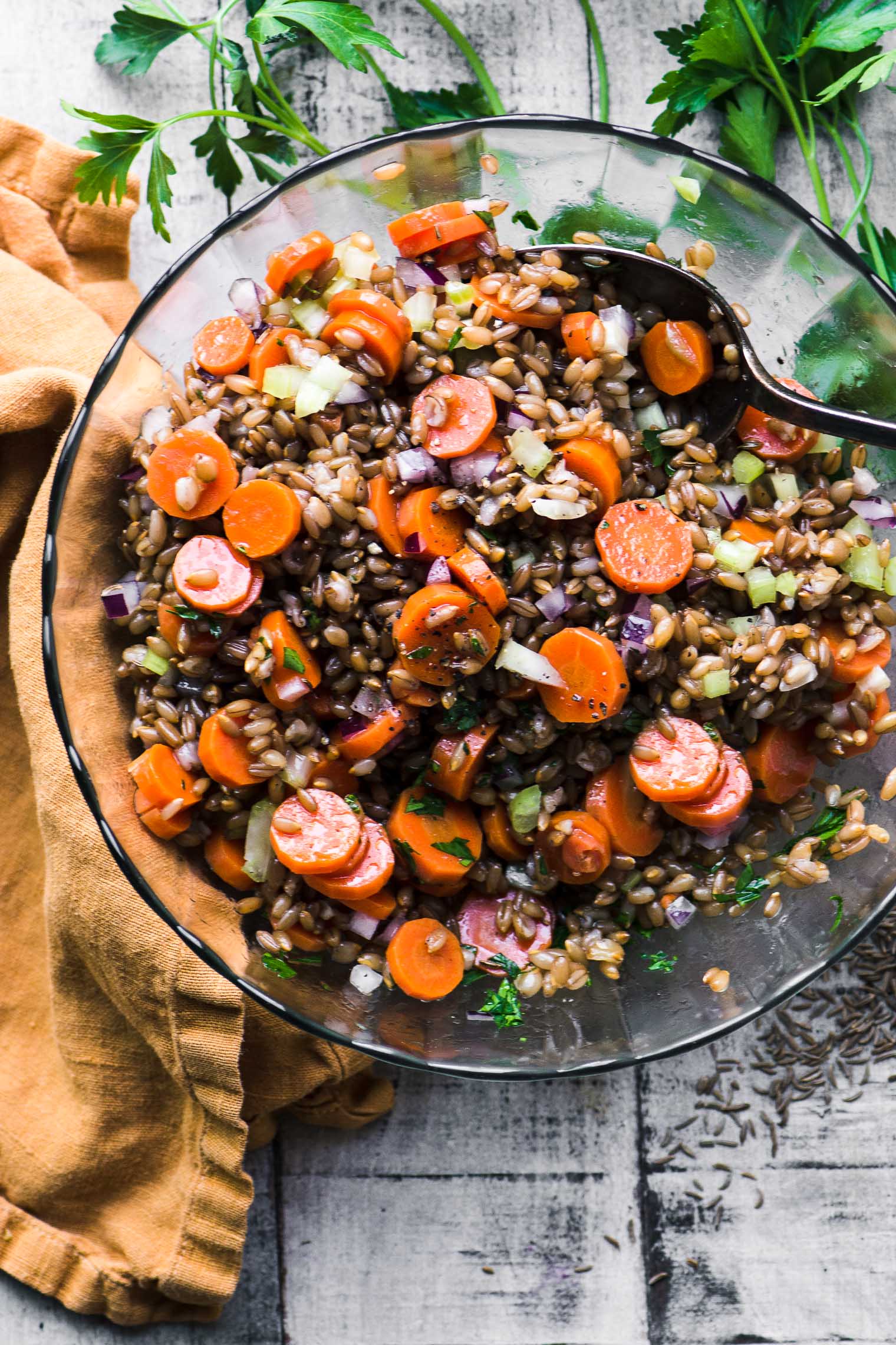 Insalata di segale e carote con aneto fresco