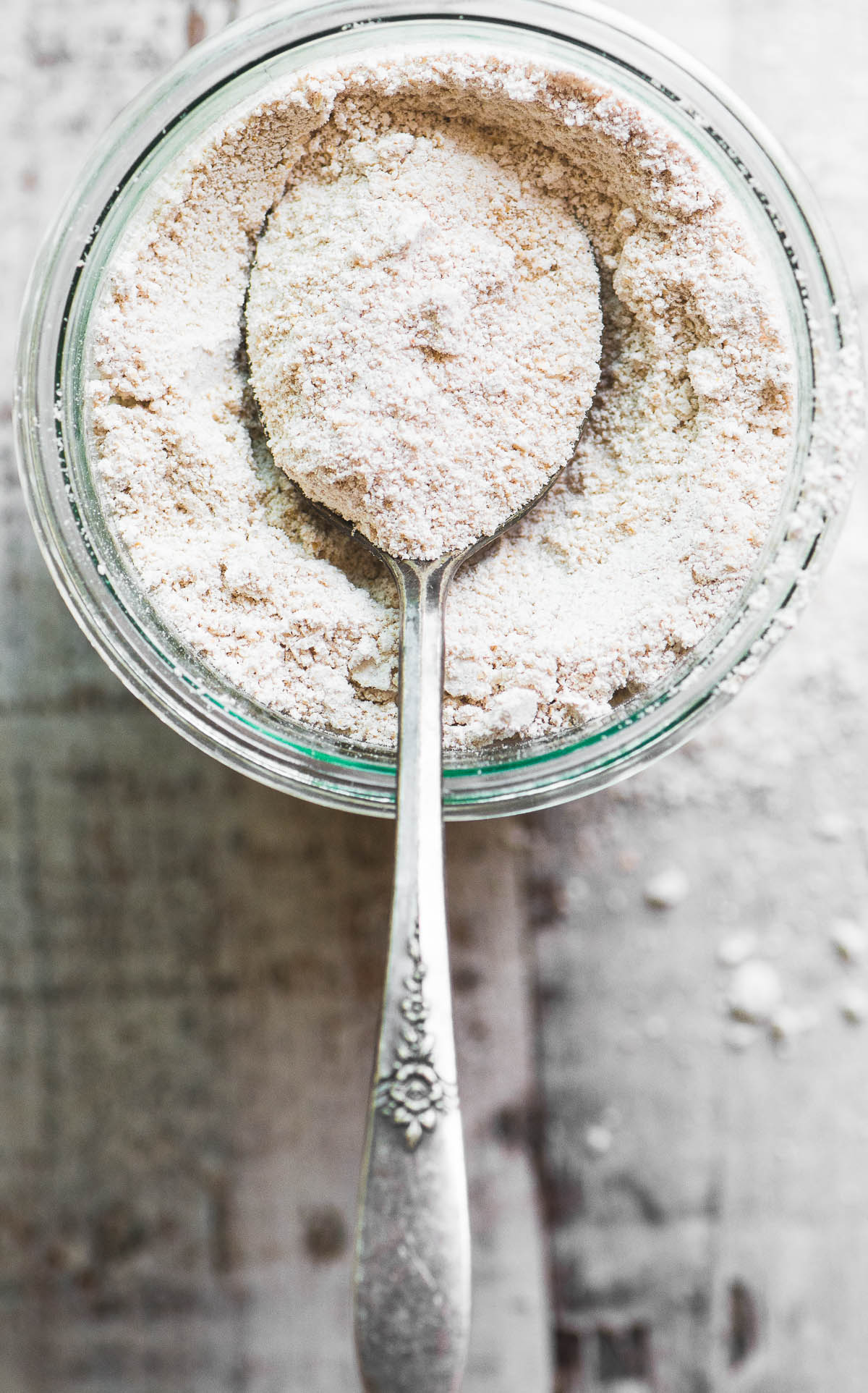 Farina d'avena fatta in casa in un barattolo di vetro con un cucchiaio
