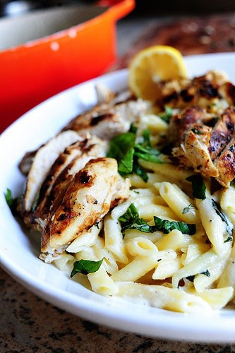 15 ricette di pollo per cena: pollo alla griglia con pasta di basilico al limone