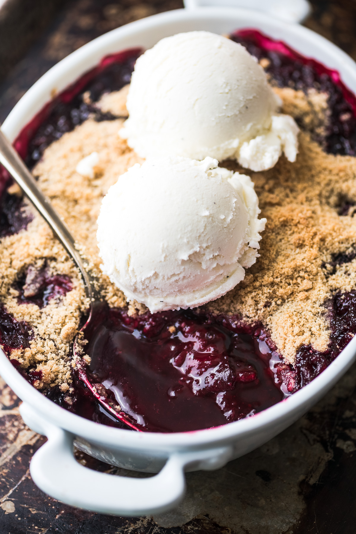 crumble di prugne in un piatto ovale
