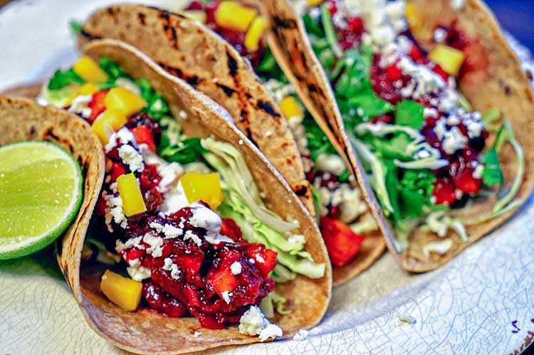 Tacos di pesce alla griglia con salsa di frutta 