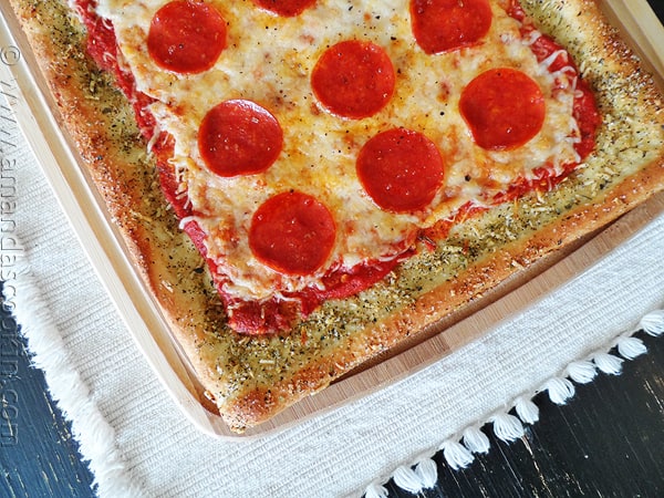 Pizza al pane all'aglio: senza pane all'aglio da AmandasCookin.com @amandaformaro